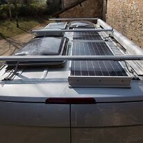 equipeement_toit Un toit pour la production de 200 W où il ne reste plus beaucoup de place (notez l'option bien utile du grand lanterneau au dessus du lit)